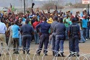 Les grévistes de Marikana, en Afrique du Sud, le 18 septembre 2012. © AFP