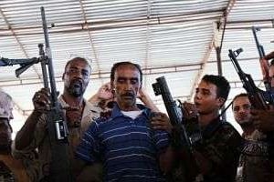 Des Libyens font la queue pour remettre leurs armes, le 29 septembre 2012 à Benghazi. © AFP