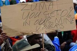 Marche de protestation de mineurs sud-africains à Rustenburg. © AFP