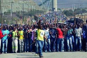 Mineurs en colère à Marikana, le 10 septembre. © Siphiwe Sibeko/ Reuters