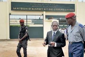 Le général Gervais Kouassi (dr.) et le procureur de la République, Kouadio Koffi (c.). © Kambou Sia/AFP