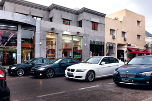 Dans une rue commerçante du quartier des Berges du lac, à Tunis. BMW a vu ses ventes progresser de 30% en un an sur les marchés algérien, tunisien et marocain. © Nicolas Fauqué/www.imagesdetunisie.com