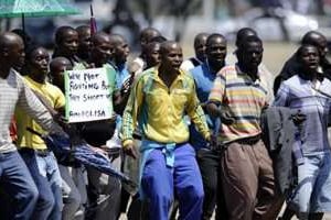Des mineurs en grève le 5 octobre 2012 à Rustenburg. © AFP