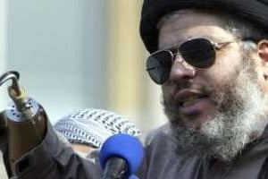 L’islamiste radical Abou Hamza, à Londres, en 2002. © Reuters