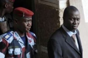 Le général Brunot Dogbo Blé (D) quitte le tribunal militaire à Abidjan, le 2 octobre 2012. © Sia Kambou/AFP