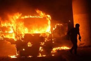Un autobus est brûlé lors de heurts sur la place Tahrir au Caire, le 12 octobre 2012. © AFP