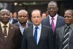 François Hollande entouré de membres d’ONG congolaises, le 13 octobre 2012 à Kinshasa. © Bertrand Langlois/AFP