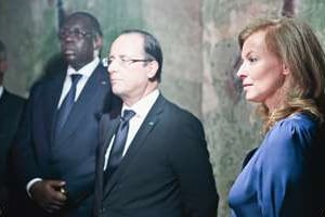 Valérie Trierweiler, François Hollande et Macky Sall à la maison des esclaves de l’île de Gorée © Élise Colette/J.A.
