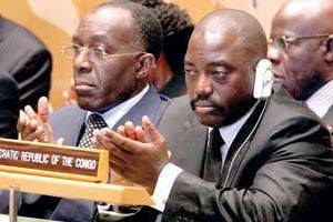 Joseph Kabila et Raymond Tshibanda (à gauche), son ministre des Affaires étrangères. © Eliot Press