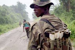Combattants du M23 sur la route de Rutshuru, le 28 juillet. © Sipa