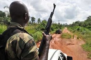 Un soldat ivoirien patrouille à proximité de la frontière avec le Libéria. © AFP