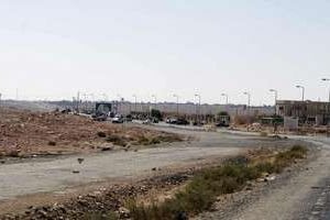 Une route menant à la ville libyenne de Bani Walid, le 11 sept 2011. © AFP