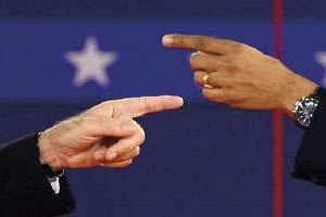 Index contre index, l’affrontement du 16 octobre entre Romney et Obama a été électrique. © Saul Loeb/AFP