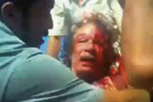 Le supplice de Mouammar Kaddafi, à Syrte le 20 octobre 2011. © Capture d’écran/Vidéo amateur