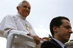 Pour voir sa peine annulée, Gabriele (à dr.) peut uniquement compter sur la grâce de Benoît XVI. © Vincenzo Pinto/AFP