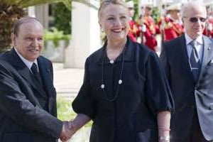 La secrétaire d’État américaine Hilary Clinton (au centre) et Abdelaziz Bouteflika. © AFP