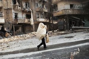 Un civil dans une rue dévastée d’Alep, le 27 octobre. © AFP