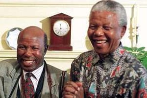 Alf Kumalo (à gauche) avec Nelson Mandela en 1996. © Reuters