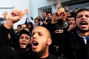 Des manifestants salafistes à La Manouba, près de Tunis, en novembre 2011. © AFP