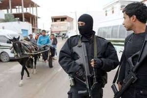 Des policiers tunisiens dans une rue de La Manouba, en banlieue de Tunis, le 31 octobre 2012. © Fethi Belaid/AFP