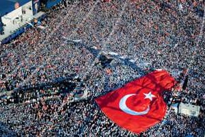 Manifestation à Istanbul pendant la campagne électorale de 2011. © Sipa