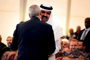 L’émir du Qatar avec le chef du gouvernement, Ismaïl Haniyeh,le 23 octobre. © Sipa