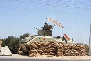 Un char égyptien dans le Sinaï, près de la frontière avec la bande de Gaza, le 6 août 2012. © AFP