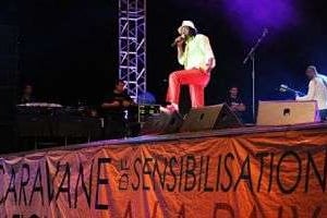 Le chanteur ivoirien Alpha Blondy sur scène à Abidjan le 3 novembre 2012. © AFP