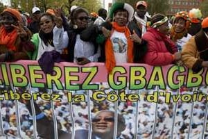 Les pro-Gbagbo se mobilisent tandis que le dossier de l’ancien président est examiné à la CPI. © AP/SIPA