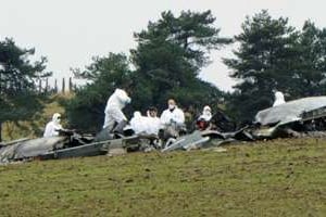 Les enquêteurs, le 10 novembre, au milieu des débris de l’avion algérien, à Trélans en Lozère. © Sylvain Thomas/AFP