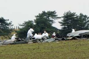 Les enquêteurs le 10 novembre 2012 au milieu des débris de l’avion algérien. © Sylvain Thomas/AFP