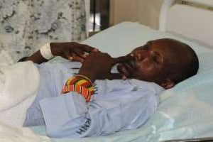 Un policier blessé dans une embuscade, le 11 novembre 2012 à l’hôpital à Nairobi. © AFP