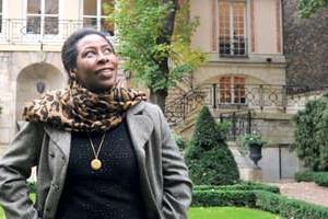 Scholastique Mukasonga dans le jardin des éditions Gallimard, à Paris. © Vincent Fournier / J.A
