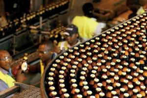 Au Kenya, East African Breweries a été pénalisé par la mise en application d’un Alcoholic Drinks Control Act. © ThomasMukoya_Reuters