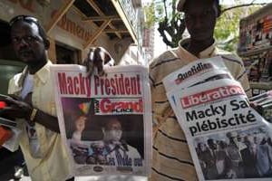 Des vendeurs de journaux sénégalais. © AFP