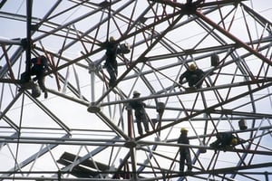 Construction d’un complexe sponsorisé par l’opérateur sud-africain de téléphonie MTN, à Johannesburg. © Graeme Williams/South/REA