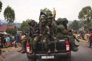 Des soldats congolais en route pour Kibumba, le 4 août 2012 en RDC. © AFP