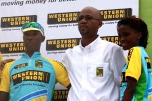 Aimable Bayingana (au centre) sur le podium avec le coureur rwandais Adrien Nyionshuti. © DR