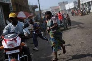 Des habitants courent après des coups de feu entendus à Goma, le 19 novembre 2012. © Phil Moore/AFP