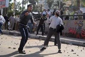 Soutiens et opposants au président Morsi s’affrontent en marge de manifestations à Alexandrie. © AFP