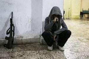 Un rebelle syrien en deuil après la mort d’un camarade, le 20 novembre 2012 à Maraat al-Numa. © AFP