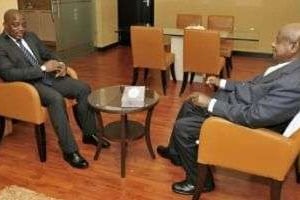 Les présidents Kabila et Museveni, à Kampala. © AFP