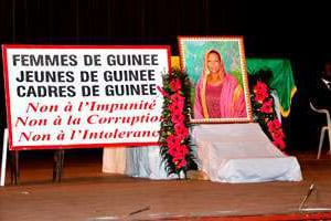 Cérémonie organisée en l’honneur de la directrice du Trésor, Aïssatou Boiro, quelques jours après son assassinat le 9 novembre 2012. © DR