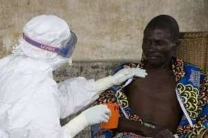 Un médecin étranger s’occupe d’un homme atteint par le virus d’Ebola en RDC, en 2007. © Christopher Black/OMS/AFP/Archives