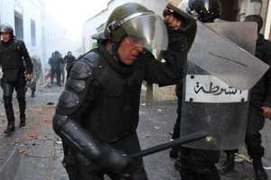 Des policiers à Tunis, le 28 janvier 2011. © Reuters
