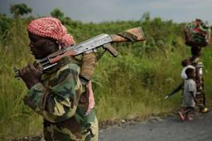 Un rebelle du M23 se dirige vers la ville de Sake, à 26 km de Goma. © AFP