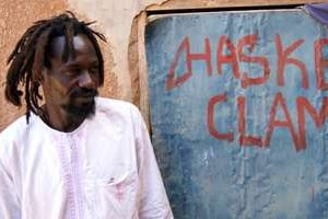 Saydou, rapeur devenu reggaeman, devant chez lui, à Haro Banda. © Emmanuel Haddad