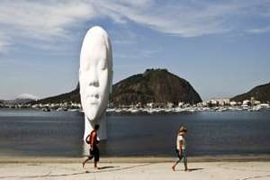Une sculpture de l’artiste espagnol Jaume Plensa, à Rio de Janeiro. © AFP / Alex Ribeiro/AE/Agência Estado