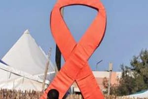 Le sigle géant de l’Association de lutte contre le sida (Aides) à Dakar. © AFP