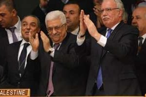 Mahmoud Abbas (au c.) et la délégation palestinienne applaudissent le vote de la résolution. © AFP